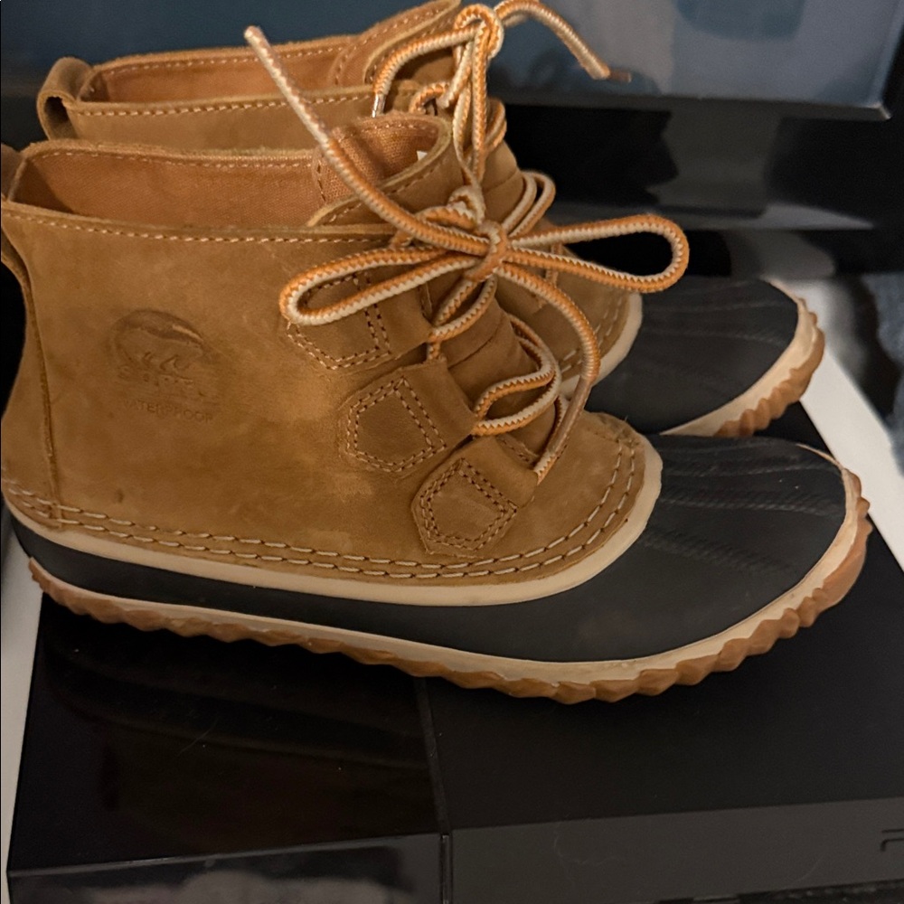 Sorel women’s Out N About Brown and Black Boots size 6